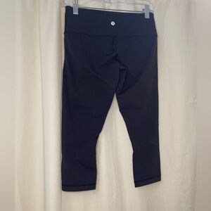 Black Lululemon women’s  crop leggings size 6